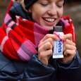 Sie sehen eine Packung SENS Pleasure Proteinriegel mit Grillenmehl - Dunkle Schokolade & Sauerkirsche, Produktbild: 02 SENS Pleasure Proteinriegel mit Grillenmehl - Dunkle Schokolade & Sauerkirsche, A-Nr.: 5948637 - 02