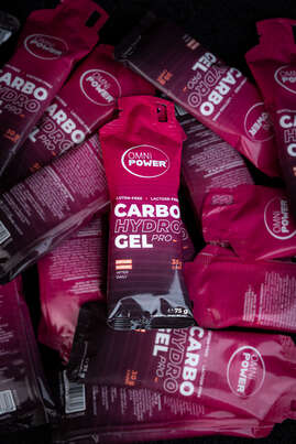 Sie sehen eine Packung OMNi-POWER® CARBO HYDRO GEL PRO Cola + Koffein, Produktbild: 03 OMNi-POWER® CARBO HYDRO GEL PRO Cola + Koffein, A-Nr.: 6013110 - 03