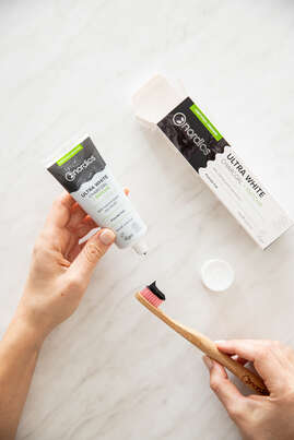 Nordics Bio Zahnpasta Ultra White + Öko Zahnbürste Bambus Blau, A-Nr.: 5666784 - 03