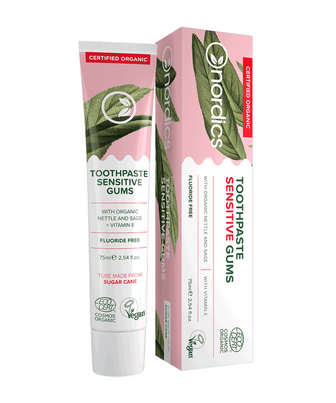 Sie sehen eine Packung Nordics Bio Zahnpasta Sensitive Salbei Brennnessel ohne Flourid, Produktbild: 01 Nordics Bio Zahnpasta Sensitive Salbei Brennnessel ohne Flourid, A-Nr.: 5446870 - 01